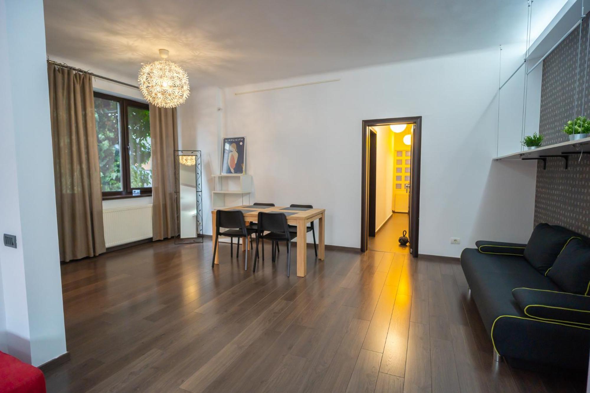 Cozy & Spacious Near Victoriei Square *