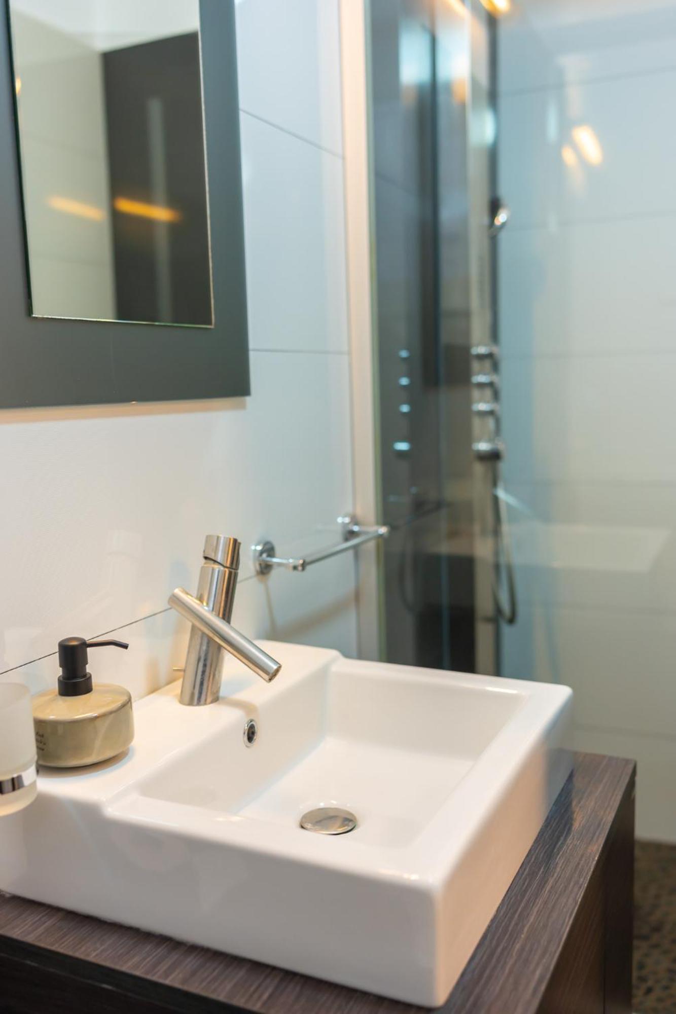 Cozy & Spacious Near Victoriei Square *